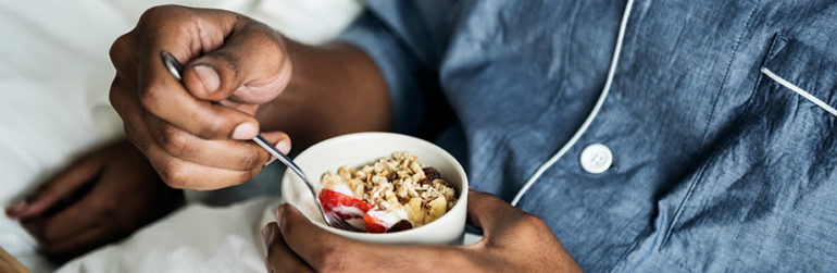 homme-prend-petit-dejeuner