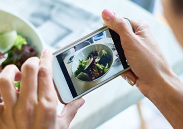 influençeuse-photos-plat-smartphone