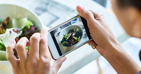 influençeuse-photos-plat-smartphone