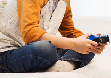 jeune-garcon-assis-ecran-jeu-video