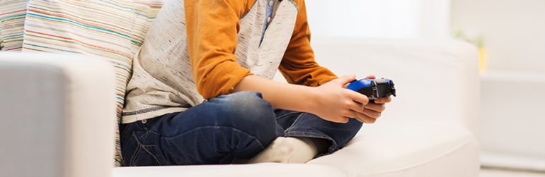 jeune-garcon-assis-ecran-jeu-video