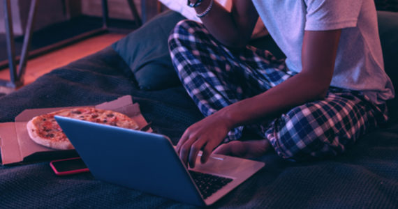 lumiere-bleue-grignoter-soir