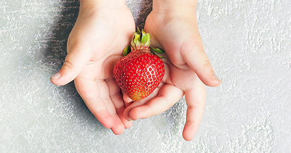 main-enfant-fraise-reperes-alimentaires-sains