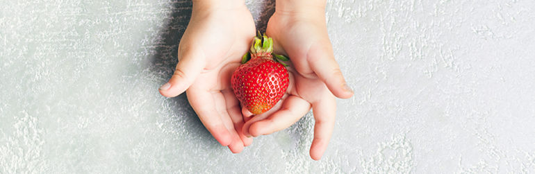 main-enfant-fraise-reperes-alimentaires-sains
