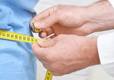 medecin-mesurant-taille-surpoids-hopital