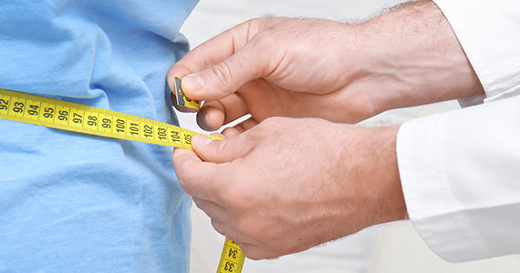 medecin-mesurant-taille-surpoids-hopital