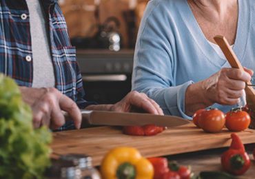 couple-personnes-agees-cuisant-salade
