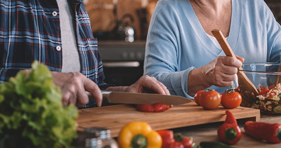 couple-personnes-agees-cuisant-salade