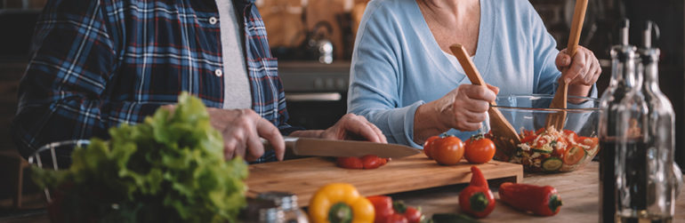couple-personnes-agees-cuisant-salade