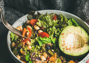 femme-salade-alimentation -vegetale