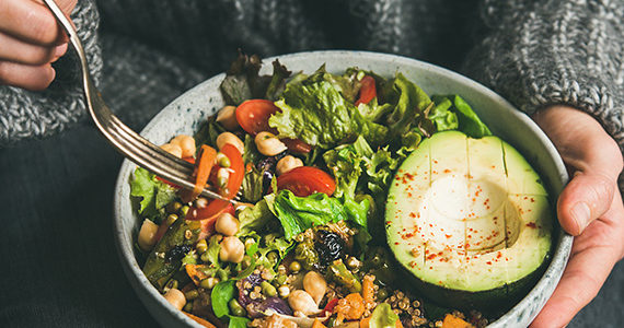 femme-salade-alimentation -vegetale