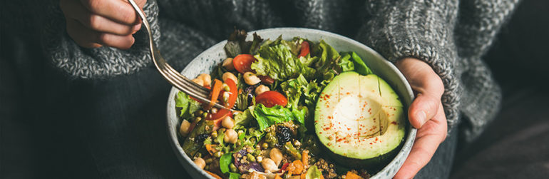 femme-salade-alimentation -vegetale