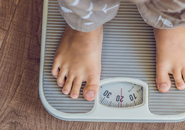 jeune-garcon-balance-obesite