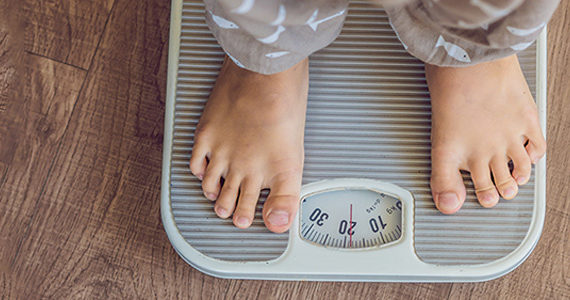jeune-garcon-balance-obesite