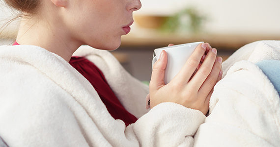 femme-canape-tasse-the