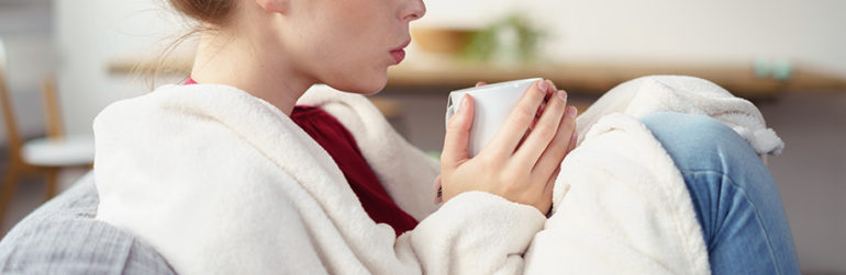 femme-canape-tasse-the