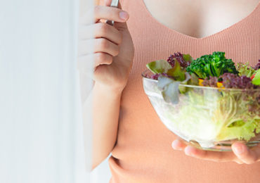 femme-legumes-frais-vegetarien