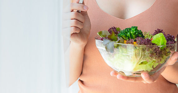 femme-legumes-frais-vegetarien