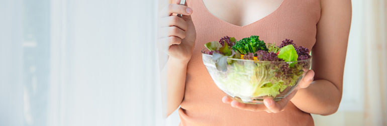 femme-legumes-frais-vegetarien