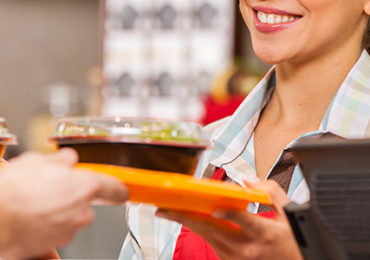 femme-repas-fast-food