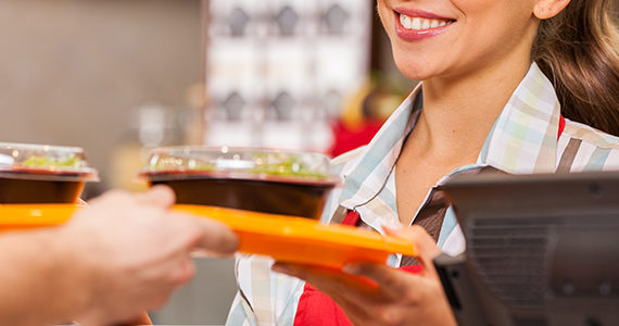 femme-repas-fast-food