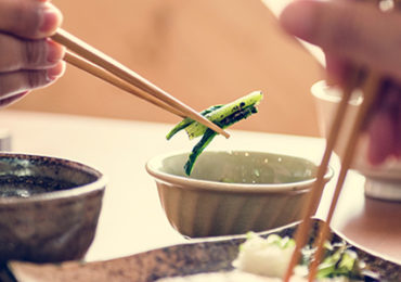personnes-nourriture-asiatique-baguettes
