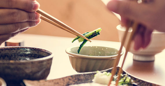 personnes-nourriture-asiatique-baguettes