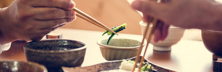 personnes-nourriture-asiatique-baguettes