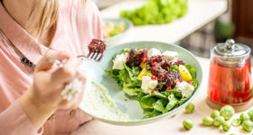 jeune-femme-salade-regime-vegetarien
