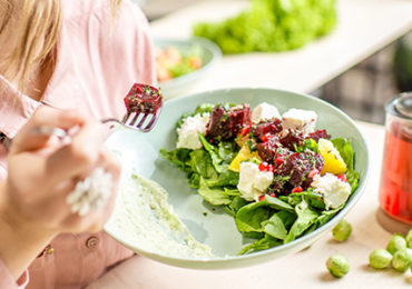 jeune-femme-salade-regime-vegetarien
