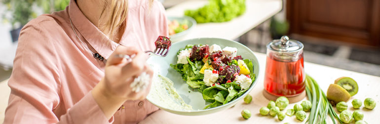 jeune-femme-salade-regime-vegetarien