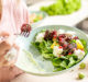 jeune-femme-salade-regime-vegetarien