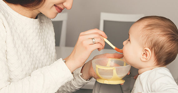 mere-manger-bebe-cuillere