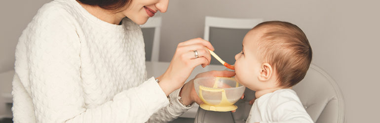 mere-manger-bebe-cuillere