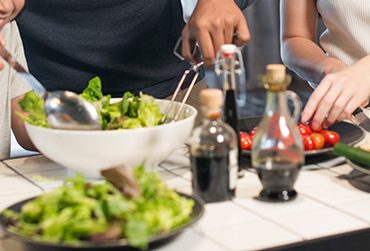 repas en famille cuisiner fruits et légumes manger, tafel voeding fruit en groenten gezin evenwichtig