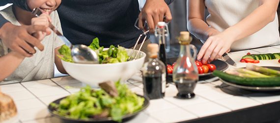 repas en famille cuisiner fruits et légumes manger, tafel voeding fruit en groenten gezin evenwichtig